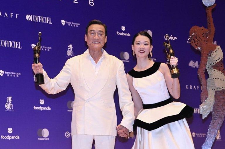 香港电影金像奖 梁家辉5夺影帝 廖子妤打败章子怡封后 第44届香港电影金像奖颁奖典礼19日在香港文化中心举行。图为最佳男主角梁家辉(左...