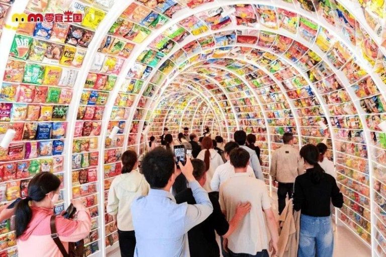生意好到受不了 全球最大零食店开业3天就被「挤停售」 全球最大零食店「零食王国」吸引大批人潮打卡。(取材自红星新闻)