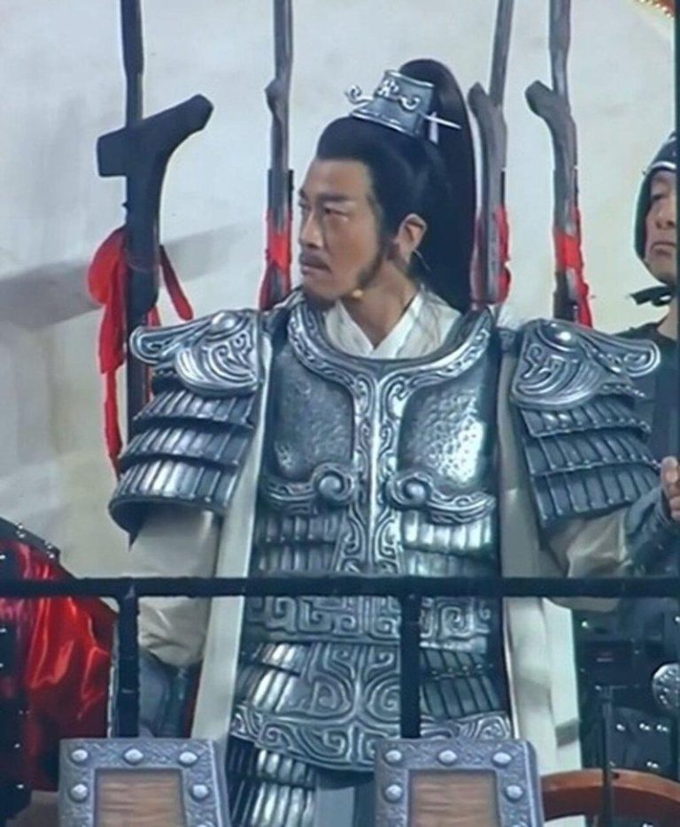 再扮项羽为何没骑马? 何润东「亲吐实情」 获赞人间清醒 何润东再扮「西楚霸王」,亮相时却未骑马而是乘坐仿古战车。(取材自微博)
