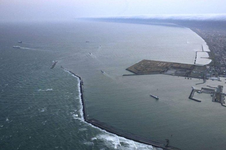 日本强震规模上修至7.7 极浅…18万人避难 日本20日发生芮氏规模7.7的地震。图为当天北海道苫小牧的港口外情况。路透