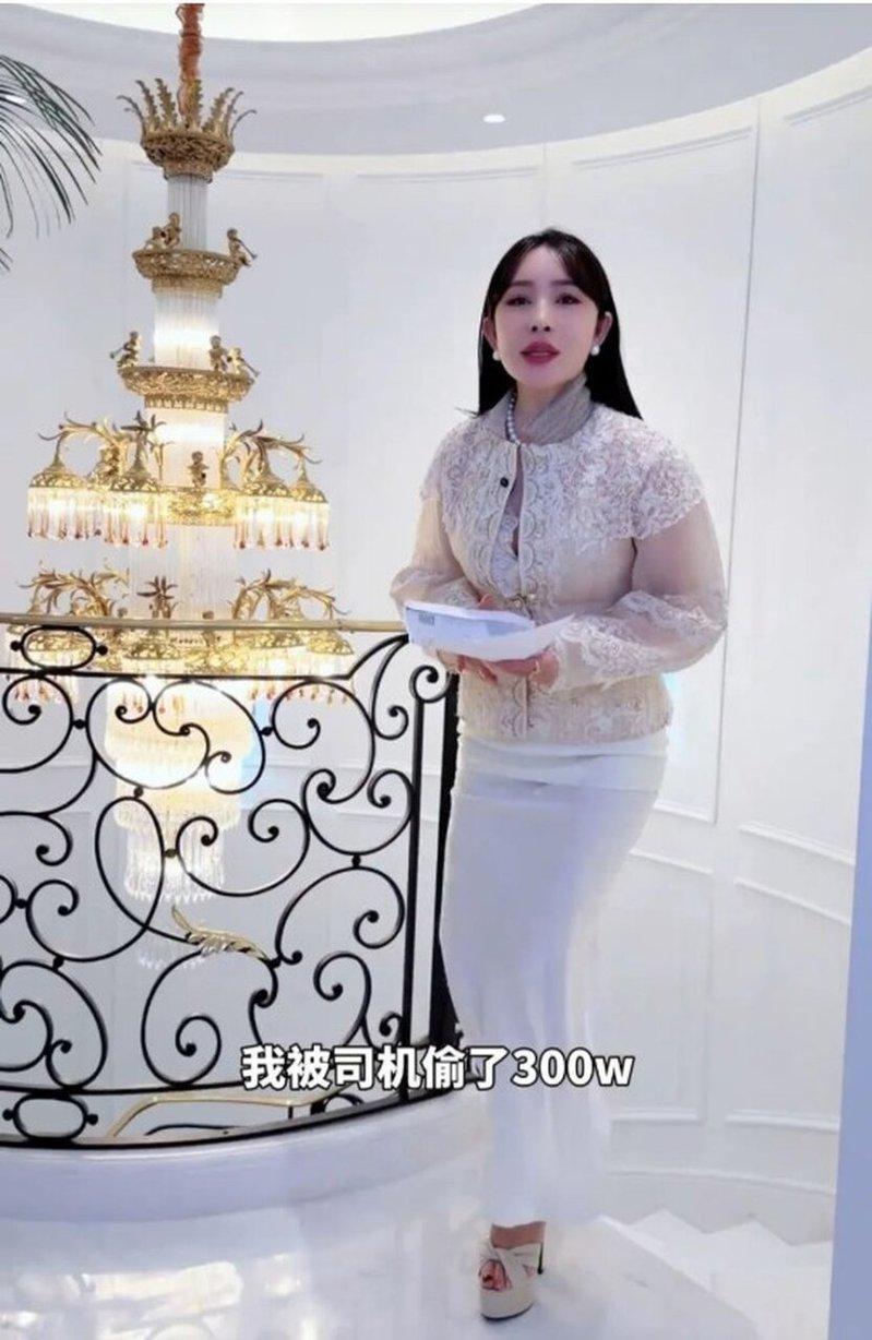 当事人讲述自己名贵物品被盗经历。(视频截屏)