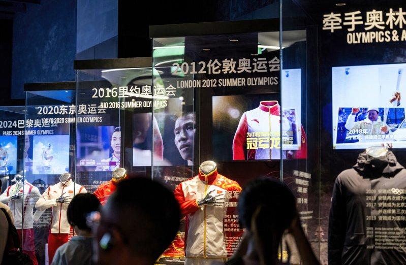 福建晋江,安踏集团设立的博物馆里摆放着安踏集团与奥林匹克运动「牵手」的展柜。(新...
