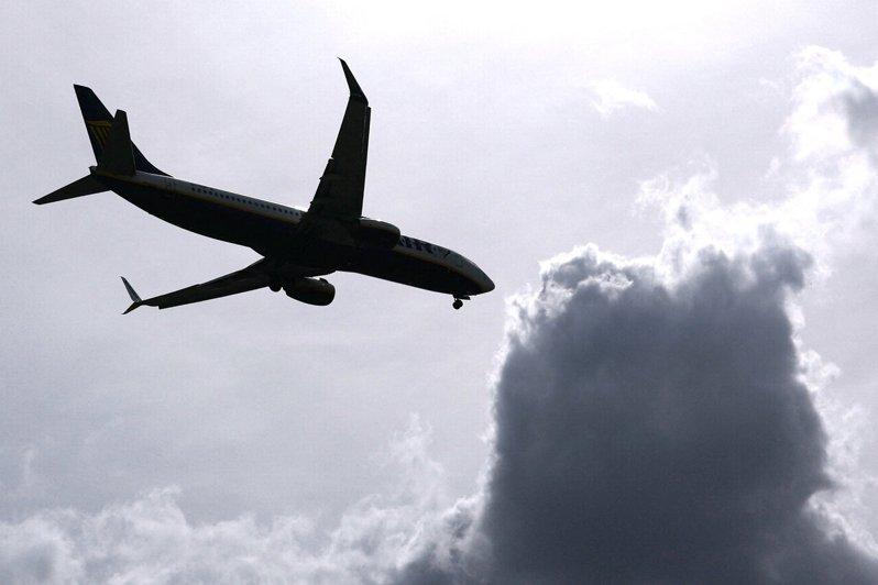 分析显示,伊朗战争导致全球石油供应受扰,使欧洲出发的长途航班成本增加超过100美...