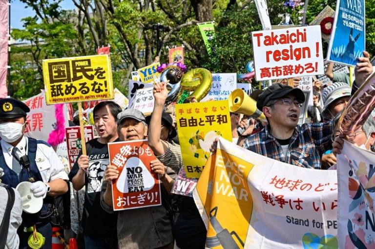呛政府别再讨好美国 日3.6万年轻人涌街头护「和平宪法」 日本抗议群众19日在东京国会外举行集会,手持各式标语,反对修宪与军事行动。(路透...