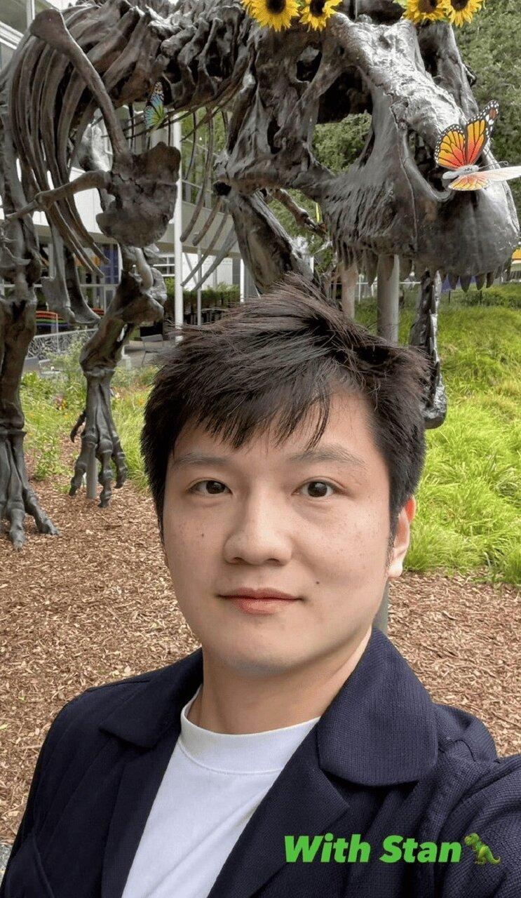 樊振东在谷歌总部园区与高达四米的霸王龙骨架化石自拍合影。(取材自微博)