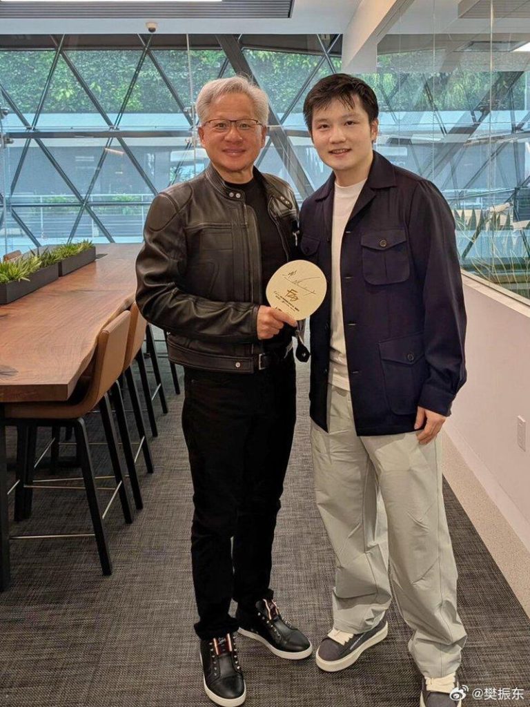 樊振东美国之行 与黄仁勋同框 网赞:征服美顶尖科技圈 樊振东与AI教父黄仁勋同框交互,并赠送签名球拍。(取材自微博)