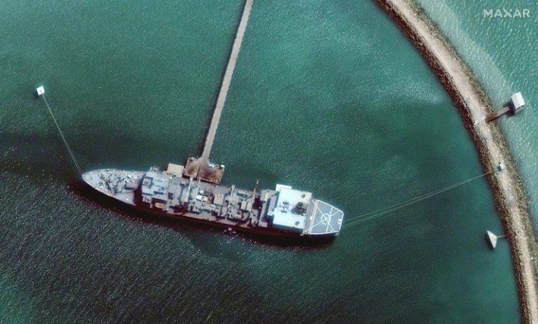CNN:航运分析公司称美封锁伊朗港口仅扰乱石油生产 货物仍流向中国 马萨尔科技2021年6月的卫星照片显示,伊朗海军船舰哈尔格出现在贾斯克沿岸的阿曼...