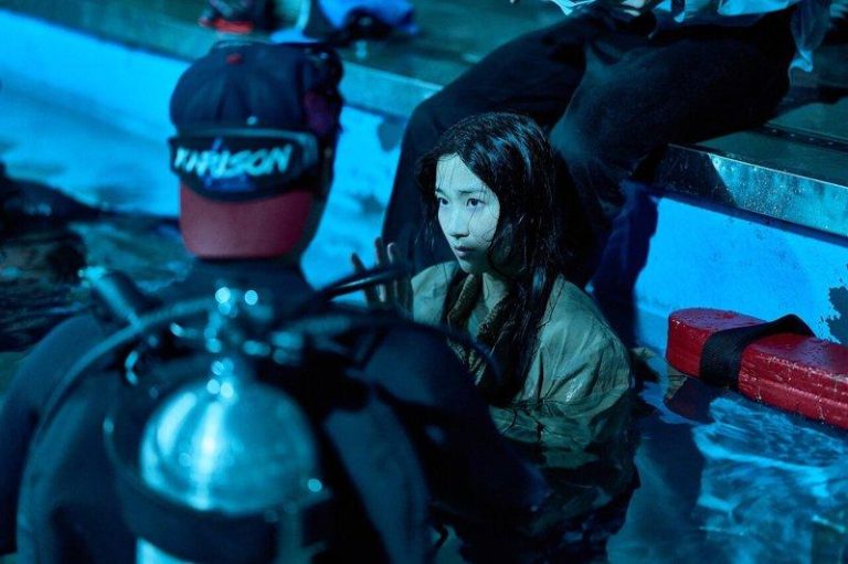 「IVE」张员瑛亲姊登大银幕 参演新片蝉联15天票房冠军 「背着善宰跑」金惠奫为「杀木池」学潜水。(图/车库娱乐提供)