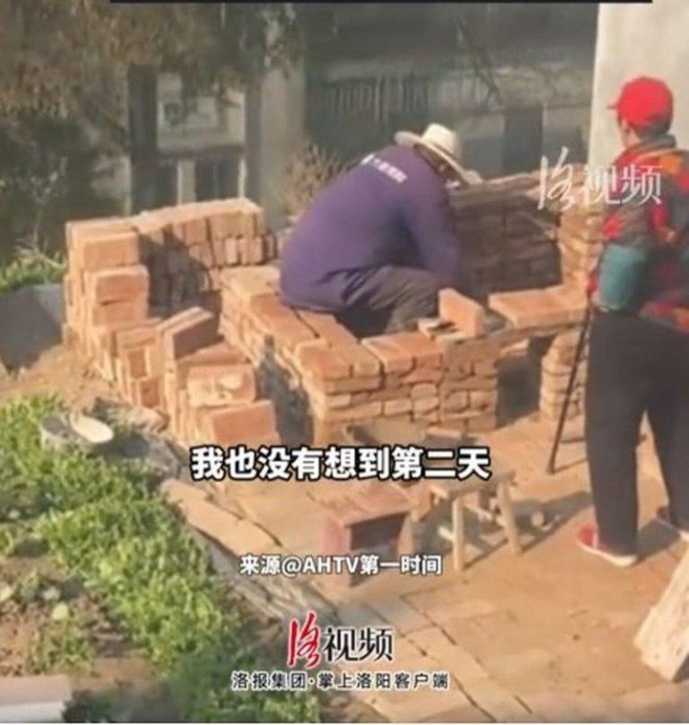 江苏女怀孕了 爷立马盖豪华鸡窝 一句话让网友集体破防 七旬老翁为怀孕的孙女建鸡窝,称要养鸡帮她坐月子。(视频截屏)