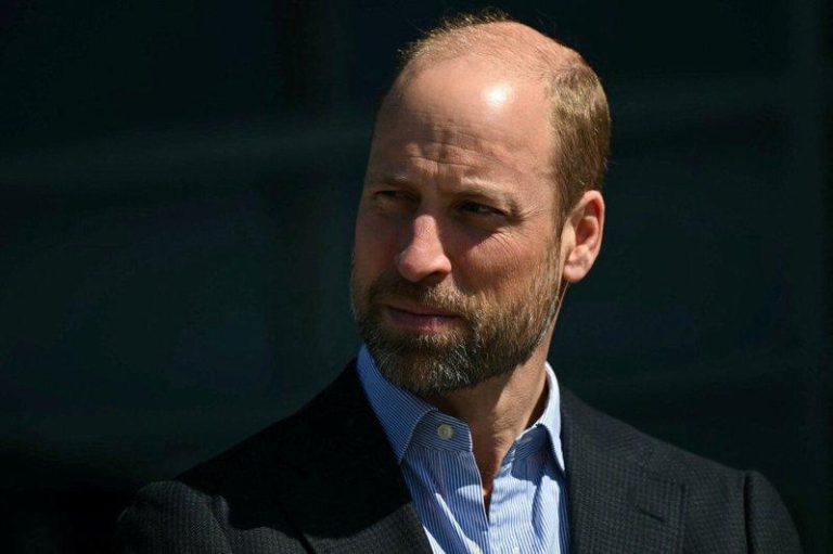 逆龄?英国威廉王子杂志封面突冒黑发引热议 英国威廉王子4月23日造访车队总部。(路透)