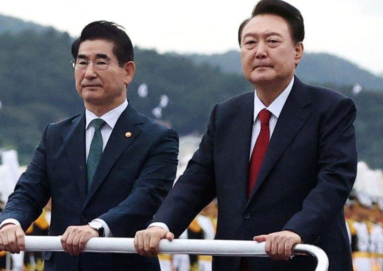 尹锡悦涉嫌下令无人机侵北韩 遭南韩检方求刑30年 南韩前总统尹锡悦、前国防部长金龙显登上阅兵车。(路透)