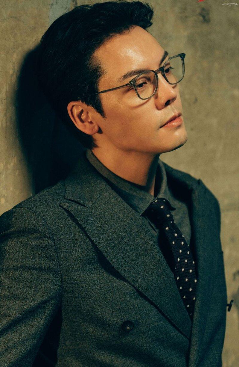 陈伟霆这次不演深情霸总,改当控制欲极强的医生。(取材自微博)