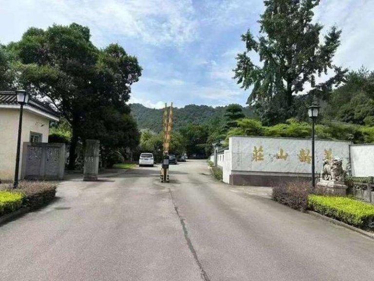 拍下蒋介石故居旁「豪宅」?他砸214万买法拍屋 竟是社区厕所 蒋介石故居对面别墅区。(取材自华商报)