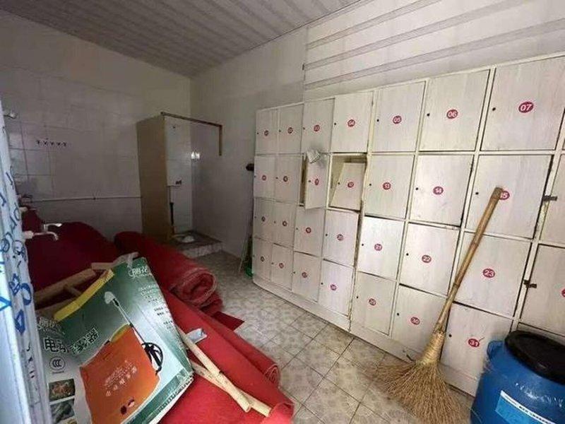 房子被打扫用的扫帚、垃圾桶和小推车等占据着。(取材自华商报)