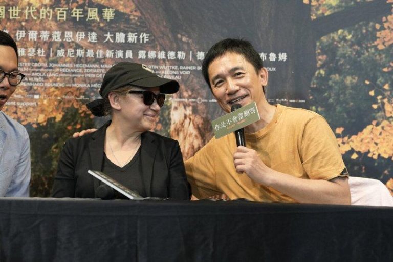 柏林名导赞梁朝伟「无需排练」 曝平头造型背后寓意 伊尔蒂蔻恩伊达(左)与梁朝伟谈笑风生。图/海鹏影业提供