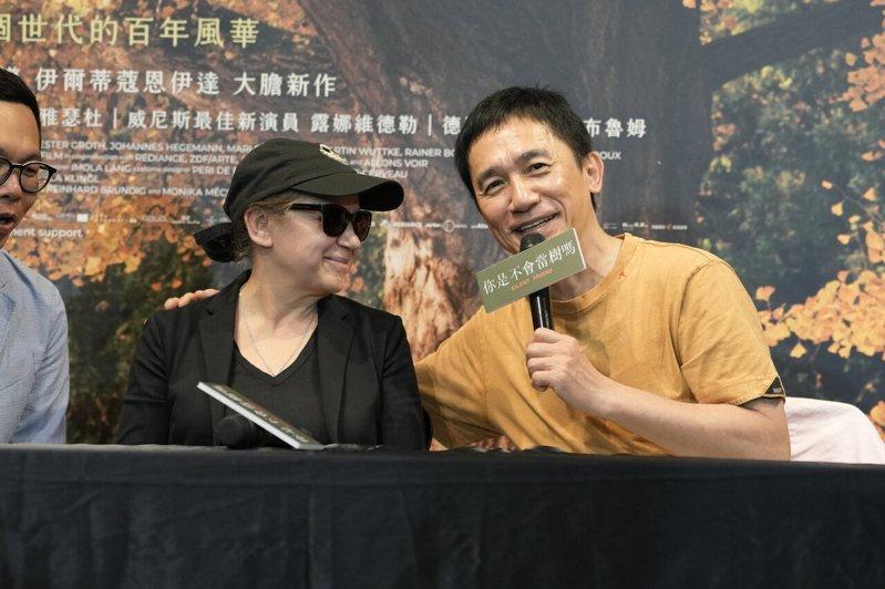 伊尔蒂蔻恩伊达(左)与梁朝伟谈笑风生。图/海鹏影业提供