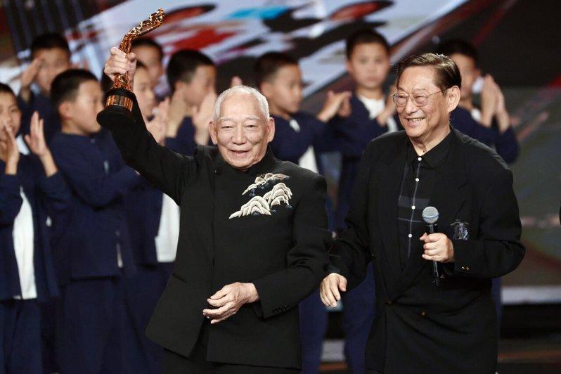 北京国际电影节闭幕式暨颁奖典礼在北京举行,图为获终身成就奖的袁和平(左)和他的老...