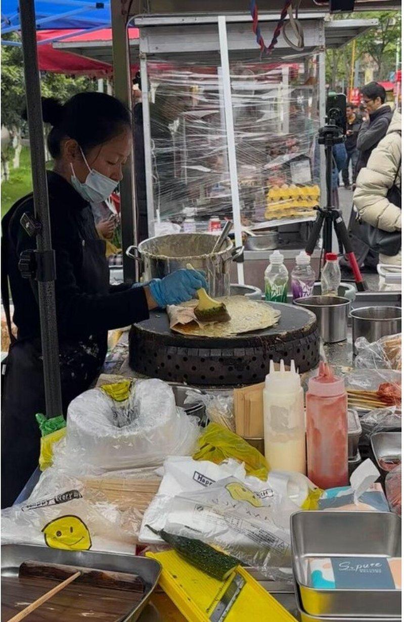 夏女士正在做煎饼。(取材自潇湘晨报)