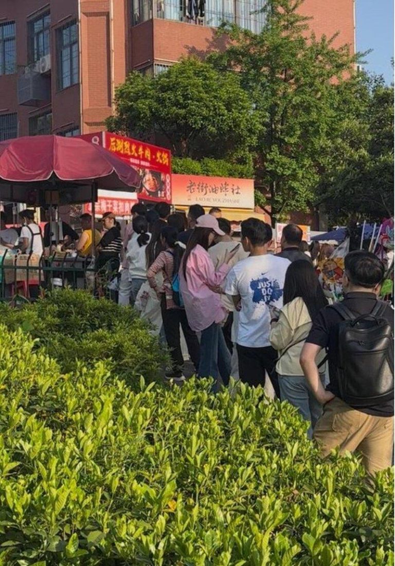 大量顾客排队购买夏女士的煎饼。(取材自潇湘晨报)