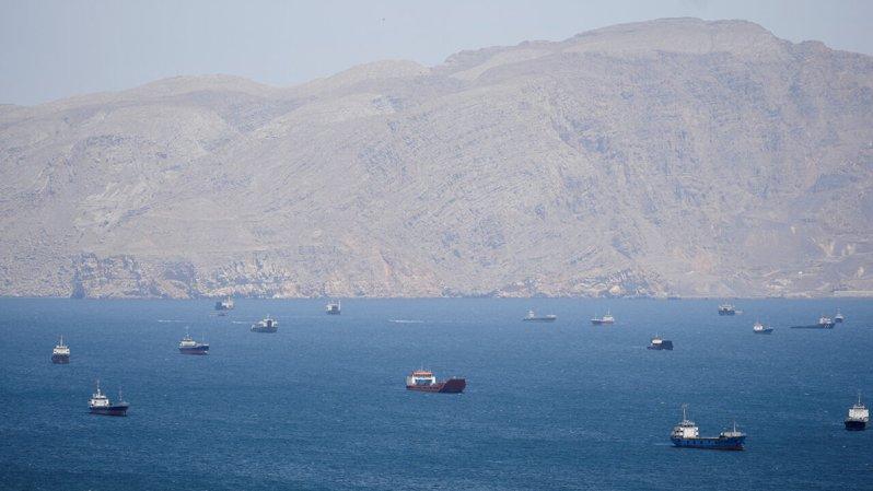 多艘船只27日于荷莫兹海峡。(路透)