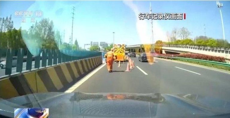 行车记录仪画面。（取材自鲁中晨报）