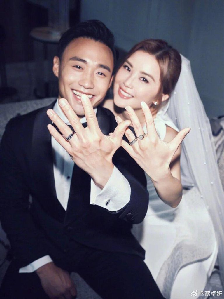 阿Sa再婚了 嫁小9岁健身教练:恭喜你娶我 阿Sa与健身教练Elvis结婚。 (取材自微博)