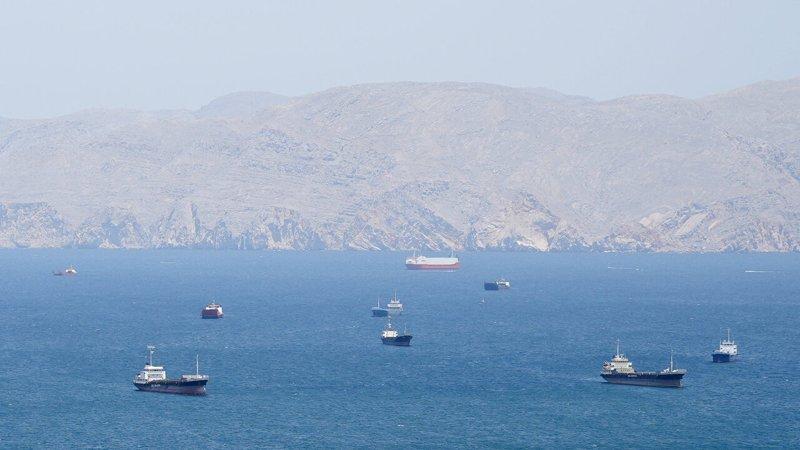 27日在阿曼穆桑达姆(Musandam)远望荷莫兹海峡的船只。路透