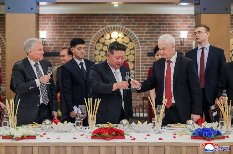 北韩领导人金正恩26日接见到访的俄罗斯代表团,双方将出席海外军事行动战斗功绩纪念...