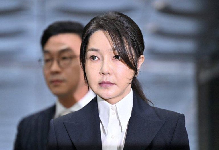 涉操纵股价和收贿 南韩前第一夫人金建希2审刑期增至4年 南韩前第一夫人金建希去年8月12日到首尔中央地院出席聆讯。(路透)