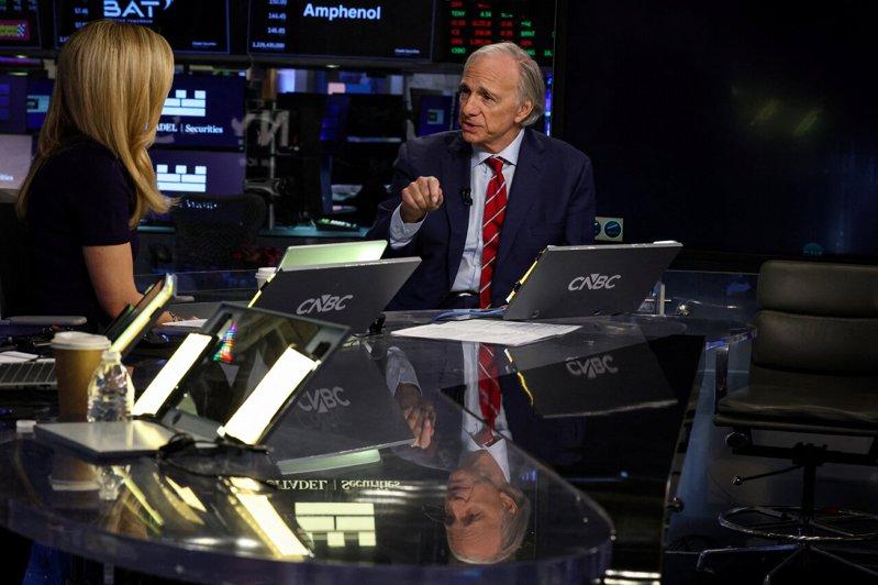 桥水基金创办人达里欧(Ray Dalio,图右)27日接受CNBC节目Money...