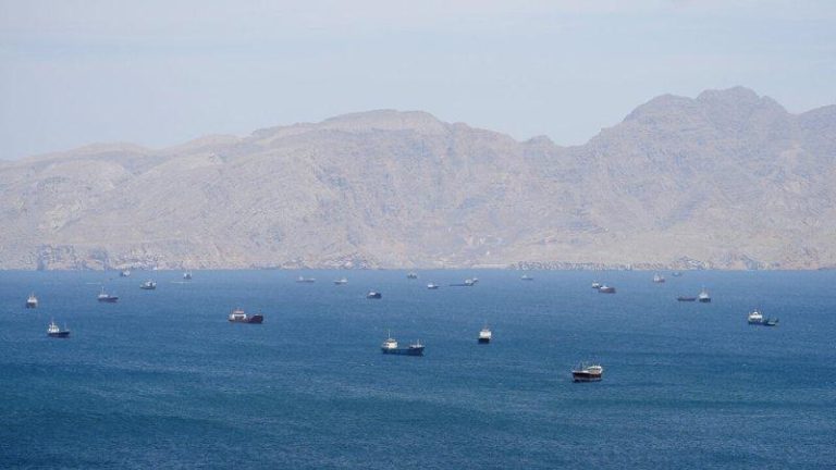 美伊战以来 首有日本油轮试图离开波斯湾 但路线有蹊跷 荷莫兹海峡靠近阿曼一侧的航行船只。(路透)