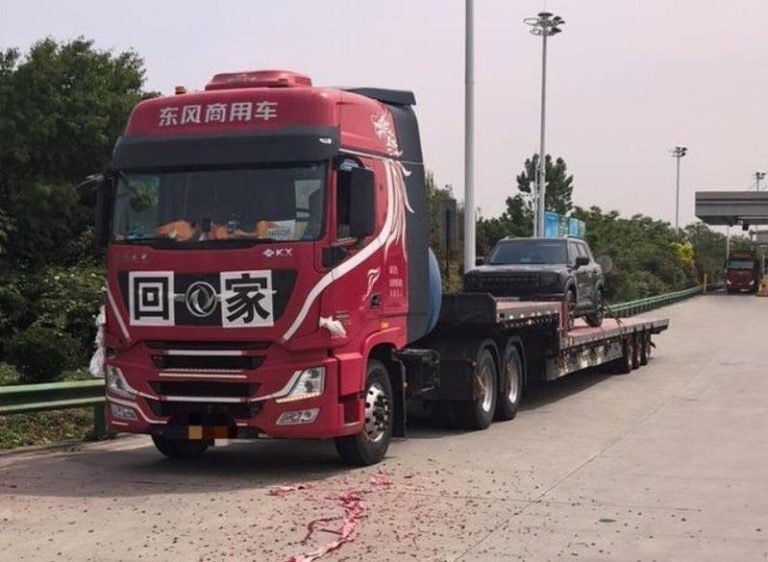 卡车司机跑青藏线突逝 车友发群爱心接力送人车回家 卡友们爱心接力将出事的车开回家。(取材自大风新闻 )