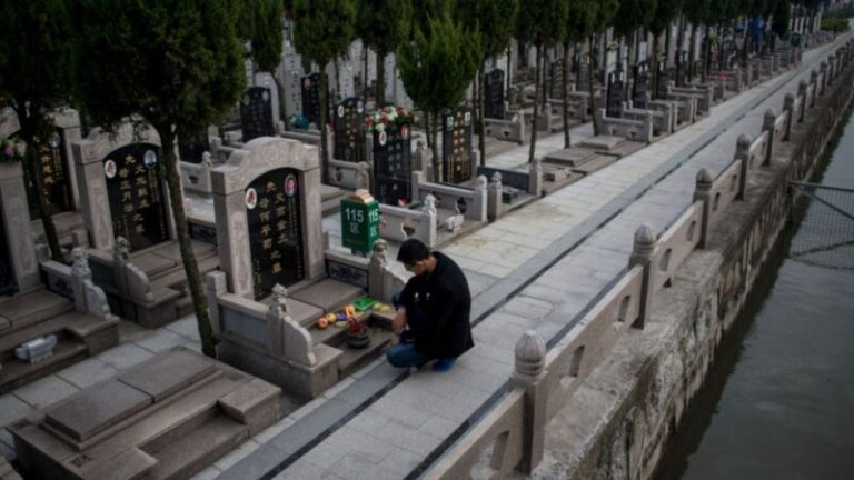 墓碑被贴欠费单引热议:死也死不起