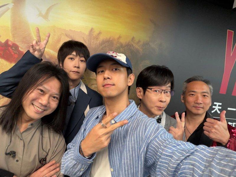李现(前排中)开心和五月天合影。(取材自微博)