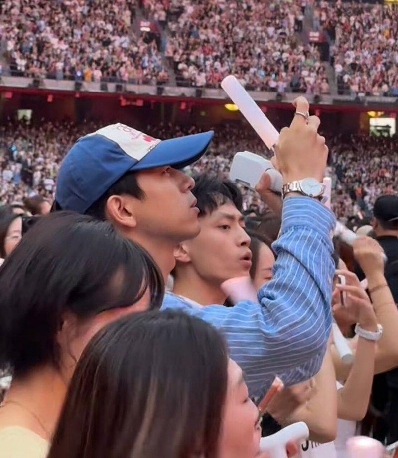 进组在即的李现出现在五月天北京演唱会。(取材自微博)