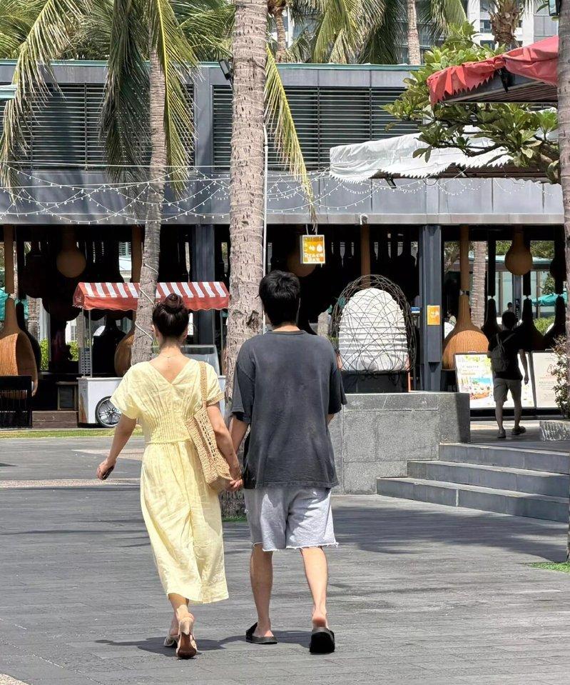 高圆圆和赵又廷被目击手牵手在三亚度假。(取材自微博)