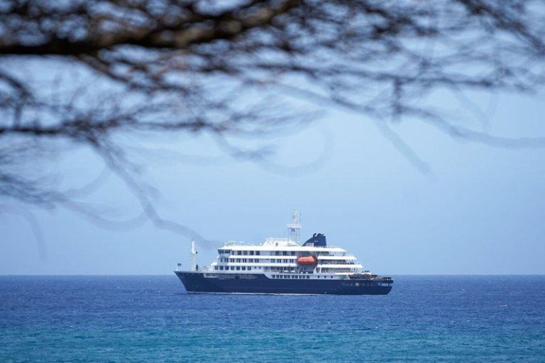 拒停靠 佛得角拟空中转运涉疫邮轮患者 荷兰泛海探险公司旗下邮轮「宏迪亚斯号」疑似爆发汉他病毒疫情。(美联社)