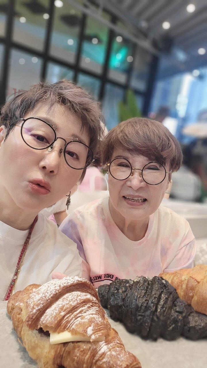 蓝心湄和妈妈感情十分亲密。图/摘自脸书