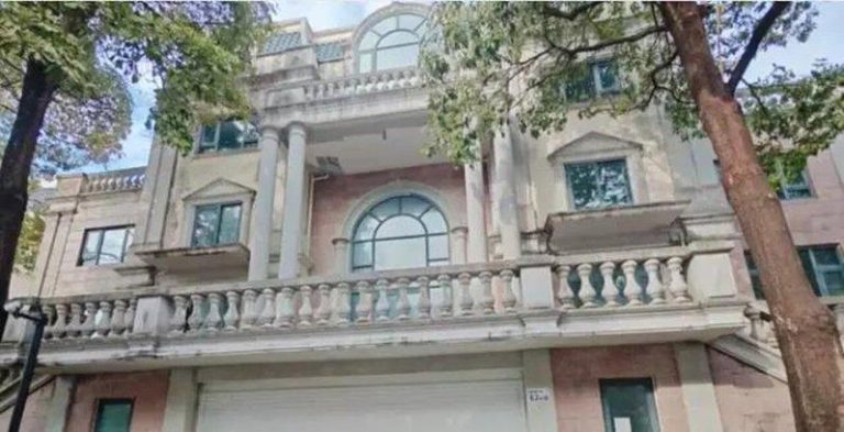 竞拍一次加价2211万抢深圳别墅 悔拍后…758万保证金下场曝 竞拍者叫价6003万元抢到深圳高端别墅后悔拍,758万元保证金打水漂。(取材自极...