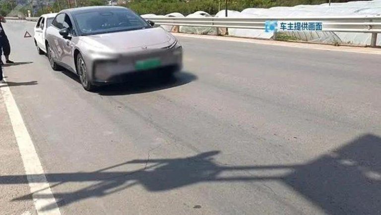 路灯影子误判成障碍物 智驾突高速煞停追尾 小鹏汽车致歉 李先生驾驶的小鹏汽车,辅助驾驶错误识别了路边的路灯杆影子,导致车辆直接在路中刹停...