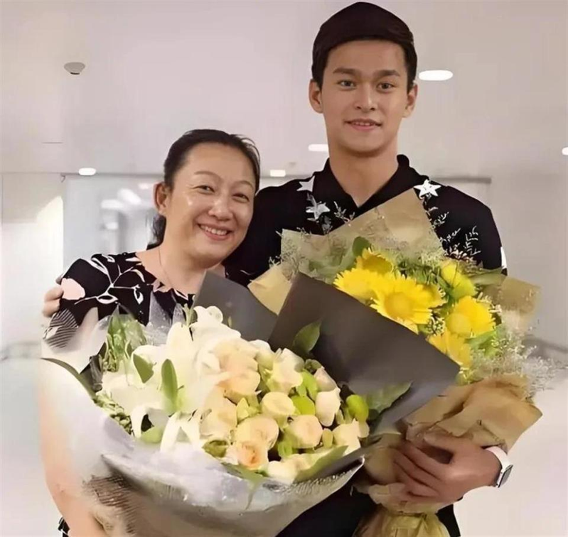 孙杨和孙杨妈妈。(取材自微博)