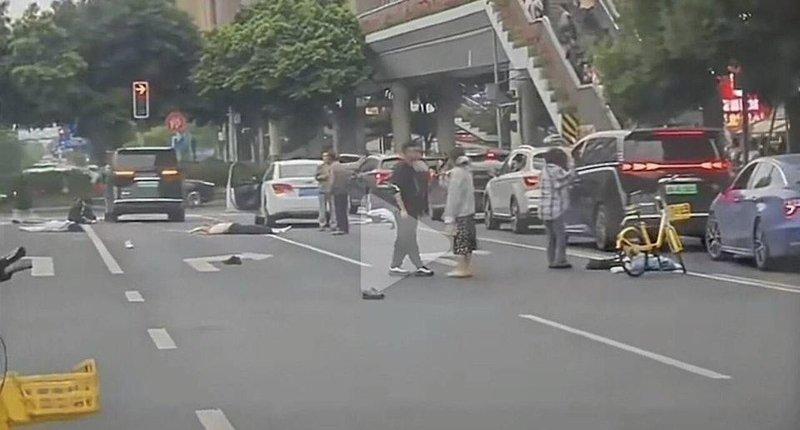有网民拍到疑似事发经过。(取材自微博)