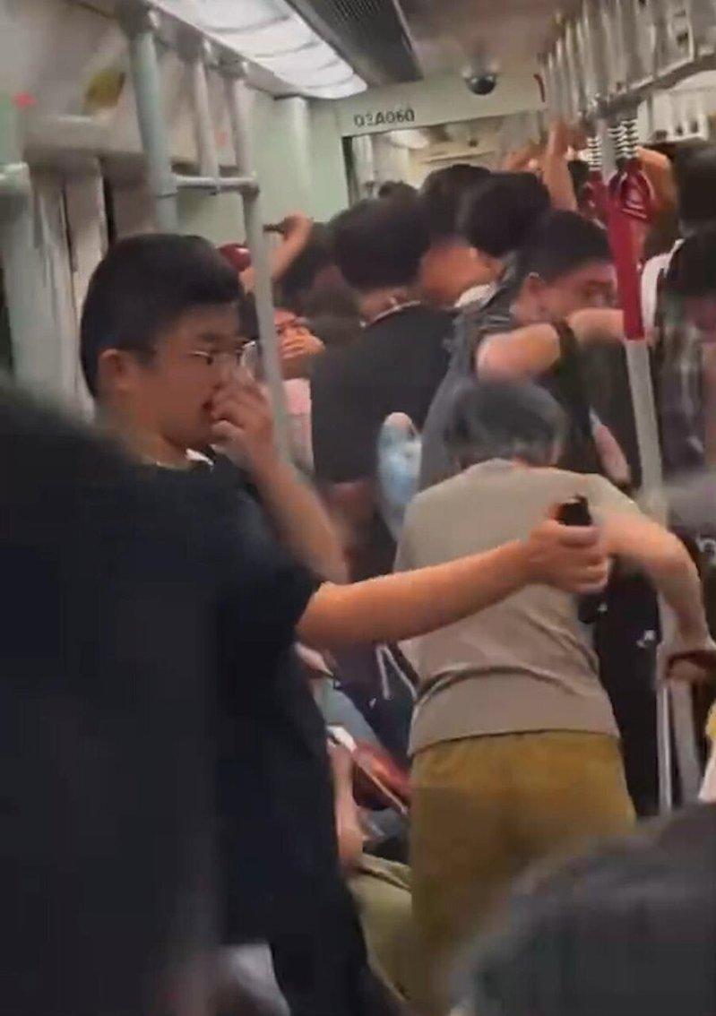 广州地铁3号线一名男子在车厢内向乘客喷晒辣椒水。(影片截屏)