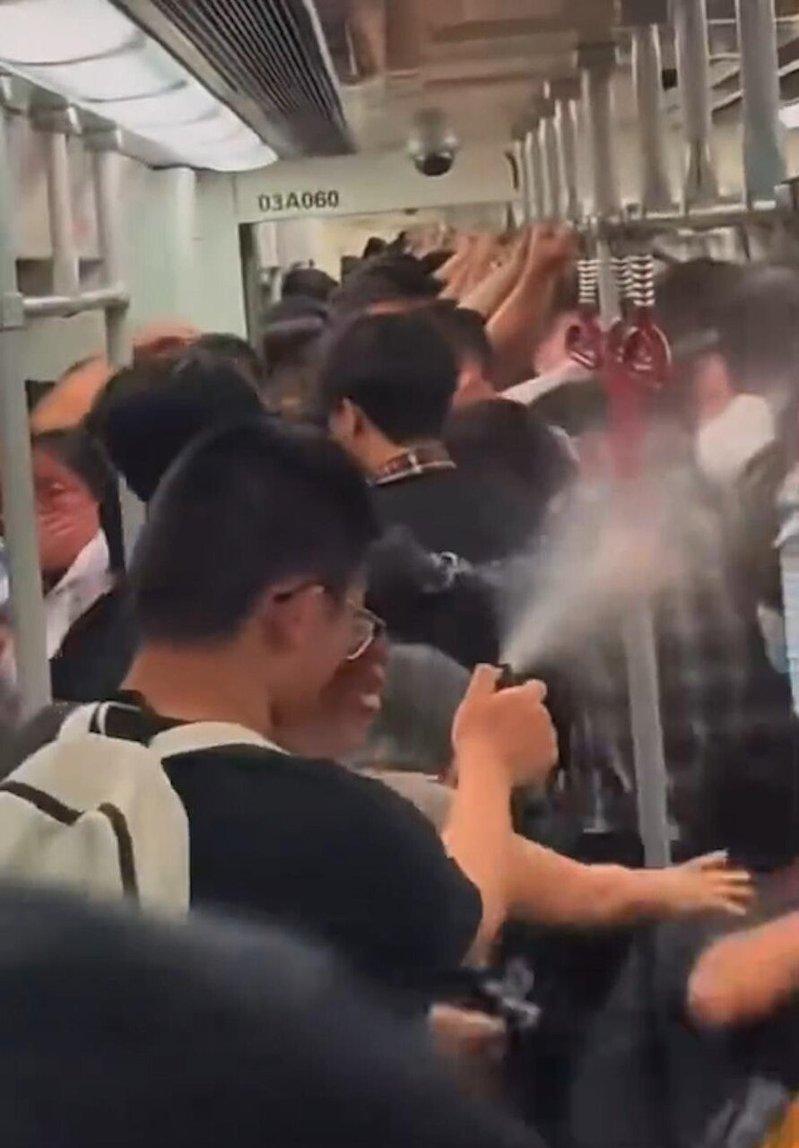 广州地铁3号线一名男子在车厢内向乘客喷晒辣椒水。(影片截屏)