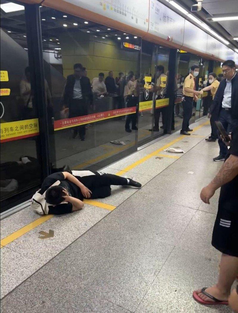 肇事男子被乘客围殴打倒在地。(影片截屏)