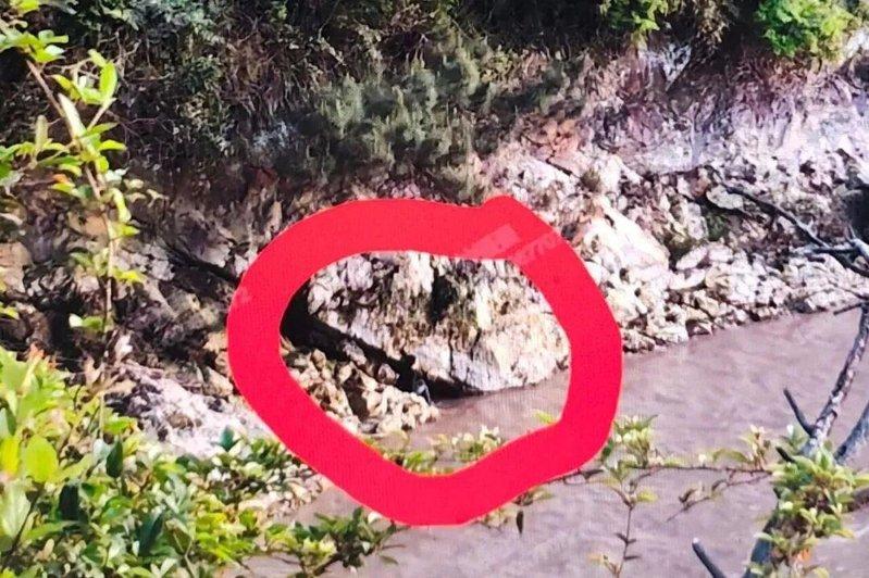父母正互相拍照时,六岁儿子滑落山崖坠入岩石夹缝。(取材自羊城晚报)