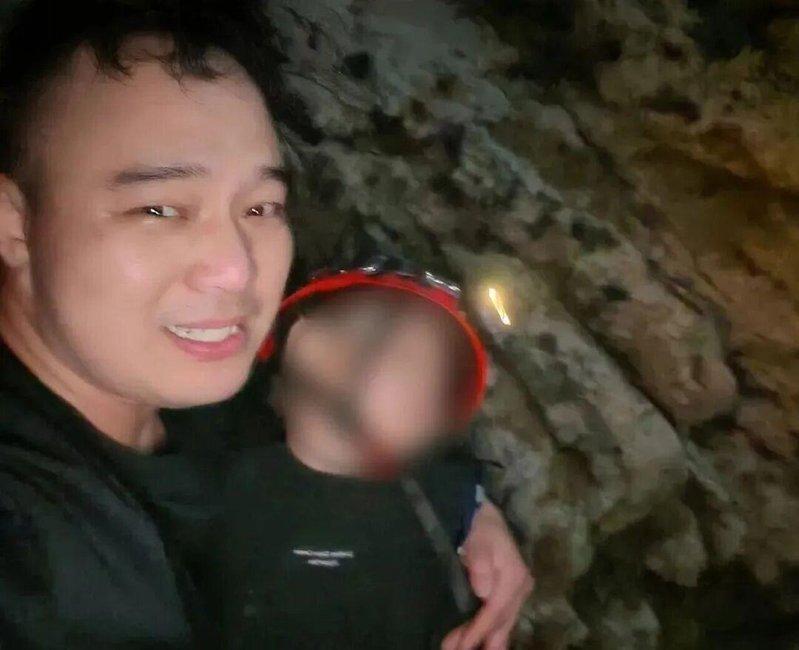 父亲紧抱住儿子。(取材自羊城晚报)