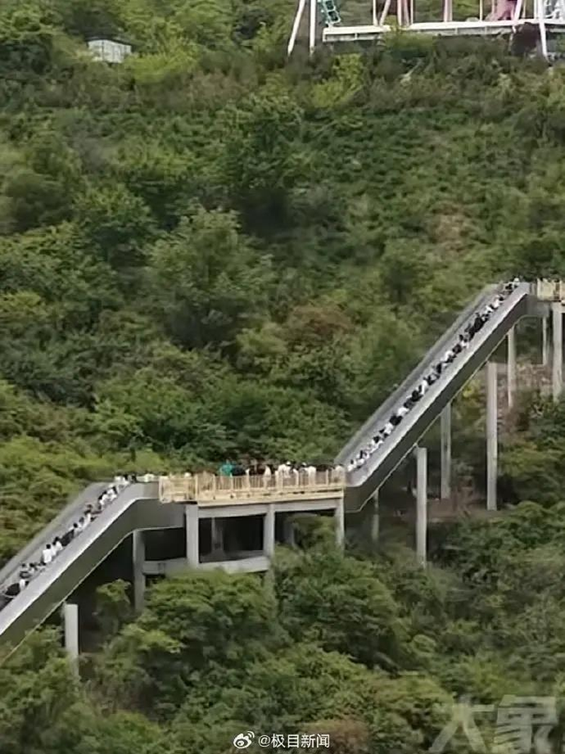 景区装电梯无痛爬山被质疑过度开发。(取材自极目新闻)