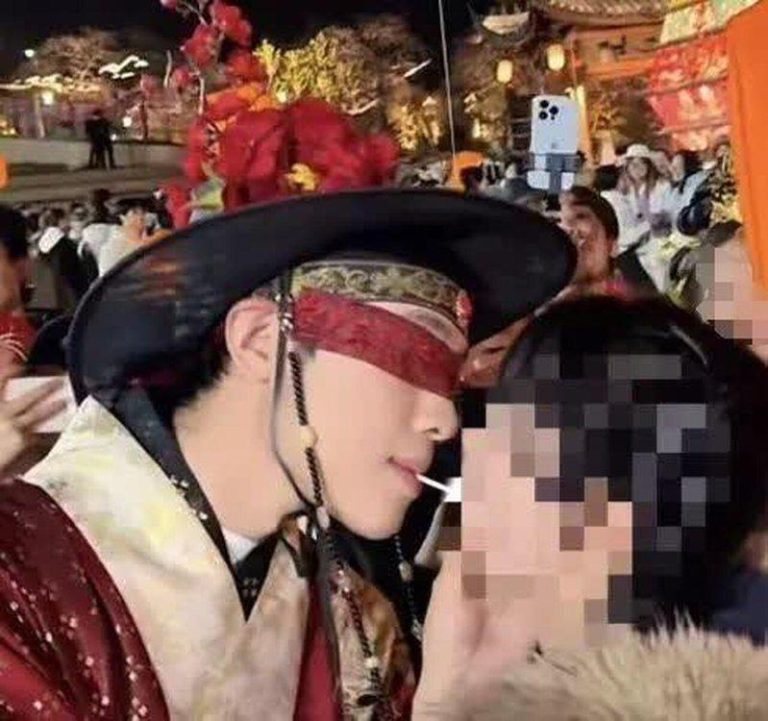 用嘴喂糖「擦边」 赣景区NPC被官媒点名低俗 立马致歉 江西葛仙村度假区NPC「小黄鱼」(左)用嘴喂糖「擦边」。(视频截屏)