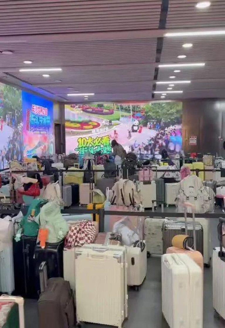 长沙地铁站「无人行李箱墙」绵延数十米 背后理由让网友暖心 长沙地铁站出现无人行李箱墙。(取材自潇湘晨报)